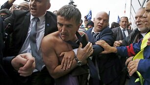 &bdquo;Air France&ldquo; viceprezidentas Xavieras Broseta, kuriam mar&scaron;kinius nudraskė įsiutę darbuotojai