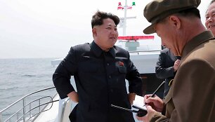 &Scaron;iaurės Korėjos lyderis Kim Jong Unas laive