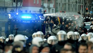 Kelne riaušių policija vandens patrankomis tramdė protesto prieš migrantus dalyvius.