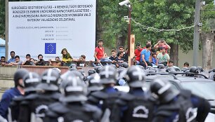 Vengrijos policija mal&scaron;ino riau&scaron;es pabėgėlių stovykloje