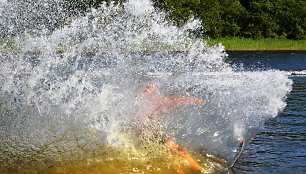 Karštą vasaros dieną nėra nieko maloniau už vandens pramogas