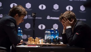 Sergejus Kariakinas ir Magnusas Carlsenas