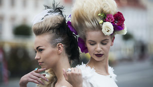 Iš Milano atvykęs plaukų stilistas Andrius Jurkevičius surengė šou „Flowers & Wings Haute Couture“