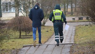 &Scaron;iaulių policija drausmino per pertraukas rūkančius paauglius