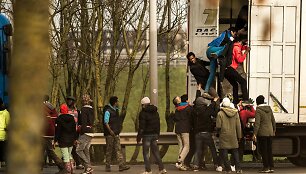 Pabėgėliai i&scaron; Kalė miesto į Didžiąją Britaniją keliauja ir pasislėpę sunkvežimiuose.