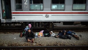 Migrantai mėgina įsėsti į traukinius prie Kroatijos sienos