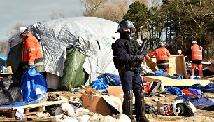 Prancūzijos pareigūnai pradėjo ardyti pabėgėlių stovyklą prie Kalė uostamiesčio