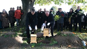 Galinos Dauguvietytės urna palaidota po klevu senelių ir tėvų sodyboje.