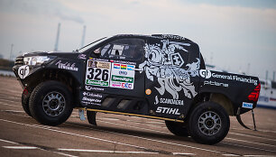 apžiūrėti bolidą &bdquo;Toyota Hilux&ldquo;, kuriuo lietuvis startuos Dakaro ralyje, ir net įlįsti į automobilio vidų gali kiekvienas.