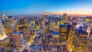 Niujorkas. Manhatano centro panorama su šviečiančiais „Empire State Building“ ir dangoraižių temstant matyti iš „Top of the Rock“.