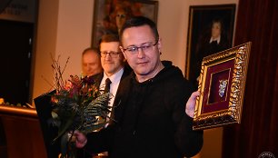 Gintaras Grajauskas atsiėmė apdovanojimą už spektaklį „Pašaliniams draudžiama“.  Klaipėdos dramos teatre šio rašytojo pjesę inscenizavo Oskaras Koršunovas.