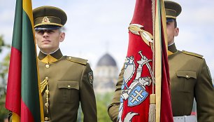 Valstybės vėliavos pakėlimo ceremonija Nepriklausomybės aikštėje, Vilniuje