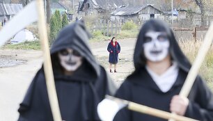 Buvę narkomanai romų tabore ie&scaron;kojo savo senųjų narkotikų prekeivių 
