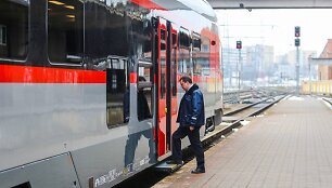 AB &bdquo;Lietuvos geležinkeliai&ldquo; pristatė naują modernų traukinį