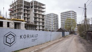 &bdquo;Korių&ldquo; statytojai aptvėrė statybvietę valstybinės žemės sąskaita