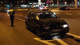 &Scaron;iauliuose girtas vairuotojas nulaužė &scaron;viesoforą