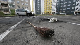 Šiauliuose nevidonai supleškino moters automobilį padegė buto duris