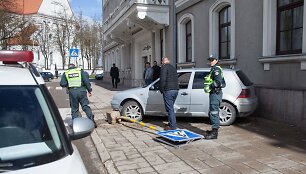 &Scaron;iauliuose vairuotojas su &bdquo;VW Golf&ldquo; taranavo miesto savivaldybę