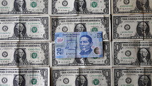 Meksikos peso banknotas JAV dolerių fone 