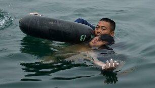 Indonezijos gelbėtojai antradienį rado vieną i&scaron; sekmadienį nukritusio sraigtasparnio keleivių