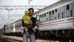 Migrantai mėgina įsėsti į traukinius prie Kroatijos sienos