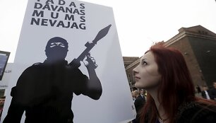 Eitynėse prie&scaron; pabėgėlių priėmimą Latvijoje