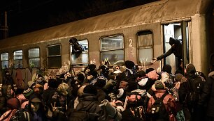 Atvykus traukiniui, kyla trumpa panika. &Scaron;eimos bijo i&scaron;siskirti per įlaipinimą, vaikai &scaron;aukiasi savo tėvų ir vyresniųjų. Per 15 minučių visi sėkmingai sulipa, nors didžiajai daliai teks sėdėti ant žemės ar stovėti per &scaron;ią 10-15 valandų kelionę. Tiesa, ne visiems taip pasiseka. Vienas vyras su nė&scaron;čia 