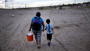 Peru pareigūnai per atliekamas operacijas naikina nelegalias aukso kasyklas