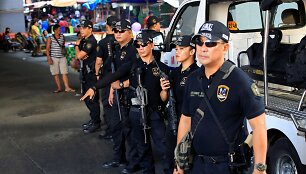 Filipinų policijai ypač trūkstant pinigų pareigūnams tenka patiems pirkti &scaron;ovinius 