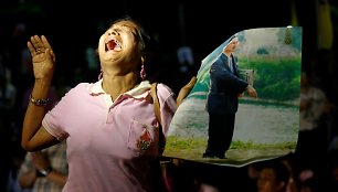 Tailandiečiai gedi po ilgos ligos mirusio mylimo monarcho Bhumibolo Adulyadejo