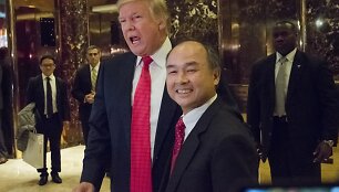 Donaldas Trumpas susitinka su Masayoshiu Sonu