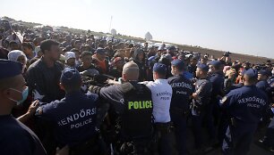 Pabėgėliai veržiasi pro policijos užtvarą Vengrijoje