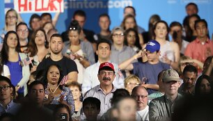 Seddique'as Mateenas (su raudona kepuraite) Hillary Clinton renginyje