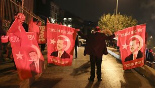 Kampanijos už Turkijos prezidento Recepo Tayyipo Erdogano galių i&scaron;plėtimą &scaron;alininkai &scaron;venčia pergalę