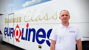 Edmundas Pavlovas prie „Eurolines“ autobuso