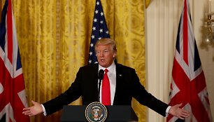 Donaldas Trumpas susitikimo su Theresa May metu