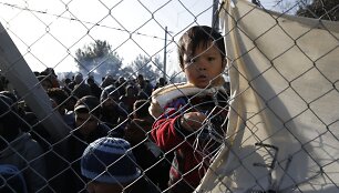 &Scaron;imtai migrantų įstrigo Graikijoje dėl Makedonijos teritorijoje pastatytos sienos