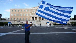 Žmogus su Graikijos vėliava netoli &scaron;alies parlamento