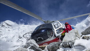 Bazinė alpinistų stovykla Nepale po sniego lavinos, sukeltos žemės drebėjimo