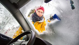 Moteris valo automobilio langą