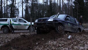 Įvykio vietoje: mi&scaron;kininkų visureigis nulėkė nuo kelio