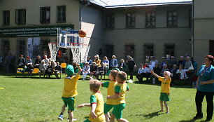 Sporto muziejaus kiemelyje vaikai galės ir pažaisti.