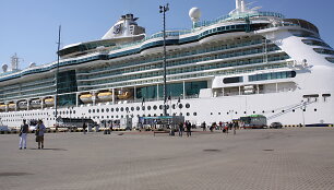 Klaipėdoje prisi&scaron;vartavęs kruizinis laivas &bdquo;Serenade of the Seas&ldquo; &ndash; tarsi keliaujantis vie&scaron;butis, kuriame netrūksta pramogų