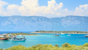 Turistinis laivas prie Kleopatros salos Turkijoje