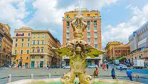 Turistai prie Tritono fontano Barberinio aikštėje Romoje