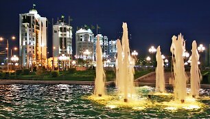 &Scaron;viečiantys fontanai A&scaron;chabade, Turkmėnistane