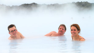 Turistai maudosi karštosiose versmėse Islandijoje