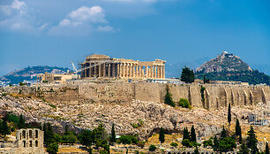 Tolumoje matyti Akropolis