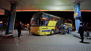 Tolimojo susisiekimo autobusas ir keleiviai Minsko autobusų stotyje