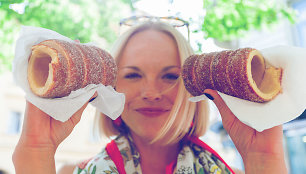 Turistė rankose laiko trdelnik